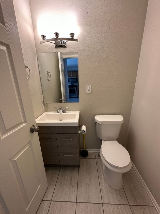 Building Photo - 3 BEDROOM, 2 BATHROOM SINGLE FAMILY HOME LOCATED CLOSE TO PETERSON AFB, SCHRIEVER AFB & FORT CARS...