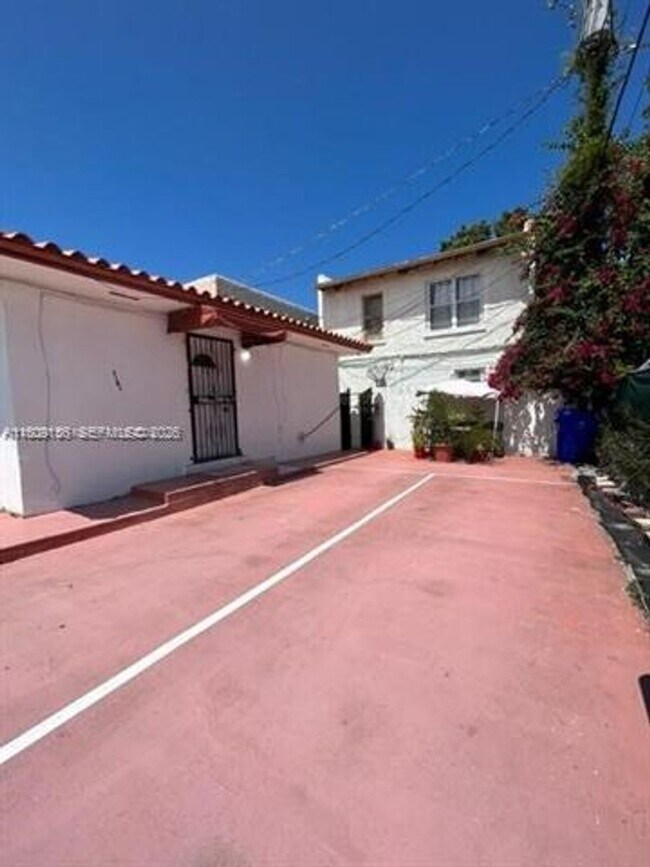 Building Photo - 1101 SW 17th Ave