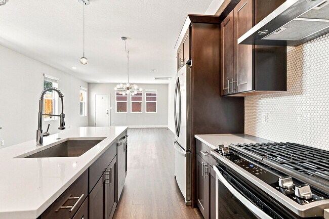 Building Photo - $3,740.95 - 4 bed, 3.5 bath Updated Townhome in Englewood!