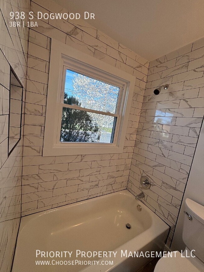 Building Photo - 938 S Dogwood Dr