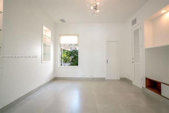 Building Photo - 621 N Mashta Dr