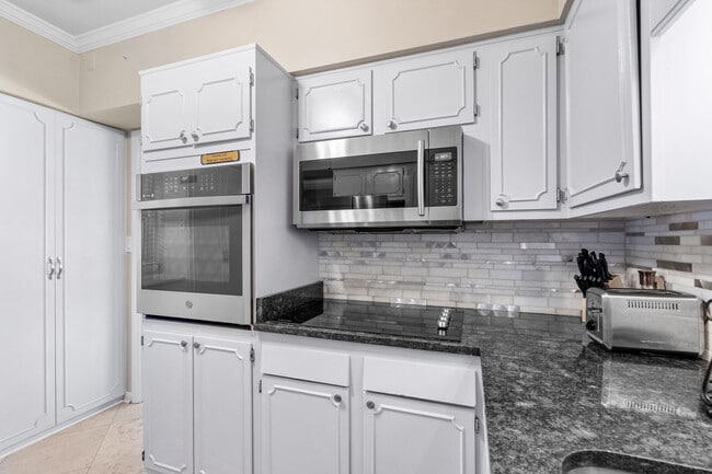 Building Photo - 10100 Lakeshore Dr