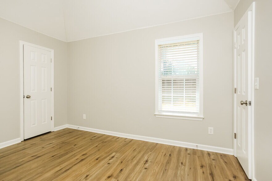 Building Photo - 8911 Oak Grove Blvd