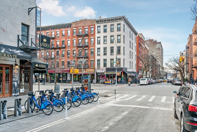 Building Photo - 516 W 47th St