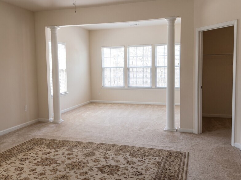 Building Photo - 4255 Talmadge Cir