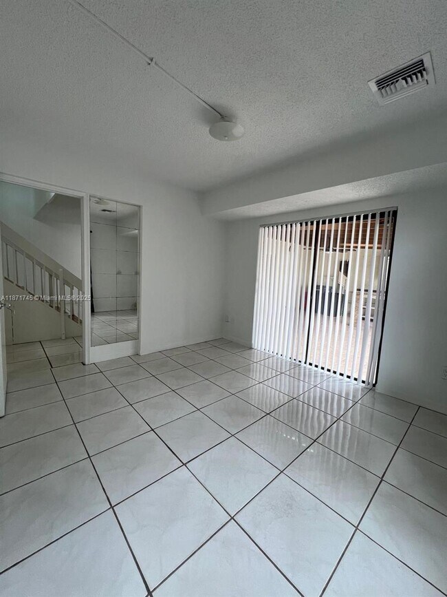 Building Photo - 526 NW 99th Ct
