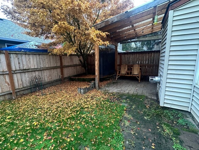 Building Photo - Convenient Beaverton Townhome!