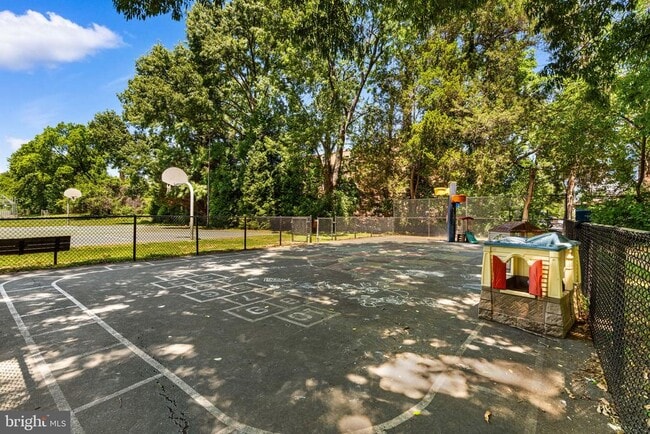 Building Photo - 4800 Chevy Chase Dr