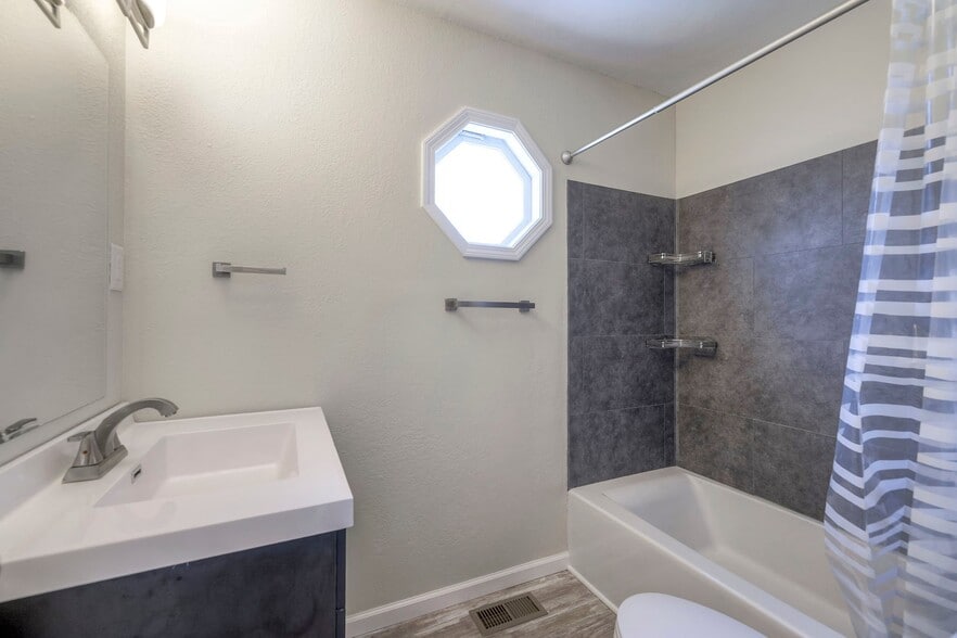 Building Photo - 709 N Woodland St