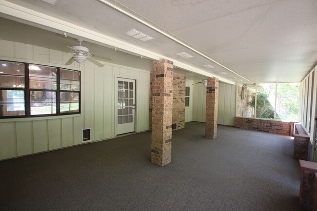 Building Photo - Oversized 4 bedroom 3 bath rental in Tyler...