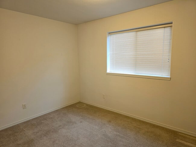 Building Photo - 931 NE Hidden Valley Dr