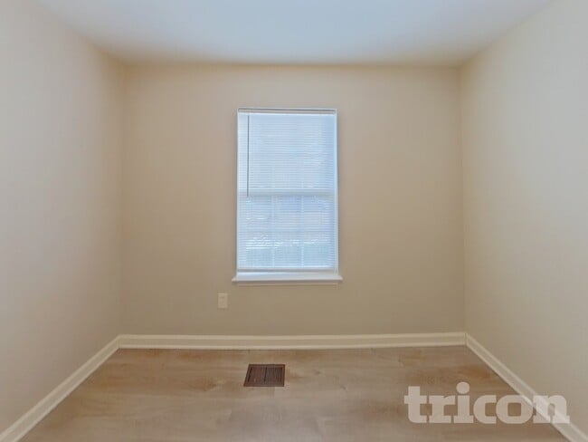 Building Photo - 1585 Kingston Dr