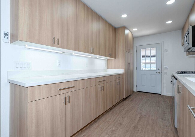 Building Photo - 10419 Hayford St