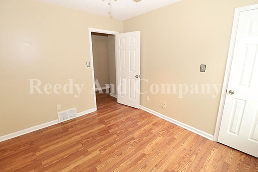 Building Photo - 5961 Kentwood Dr