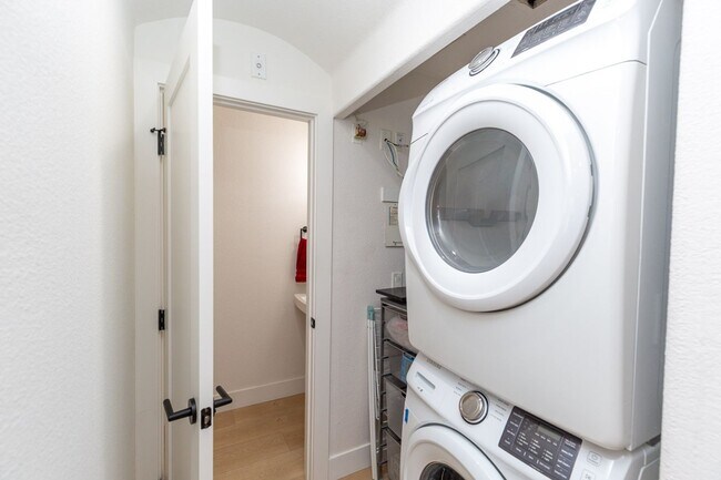 Building Photo - 3 Bedroom Townhome in the Escala Community of Mission Valley