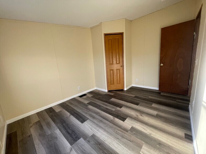 Building Photo - 1350 Pami St