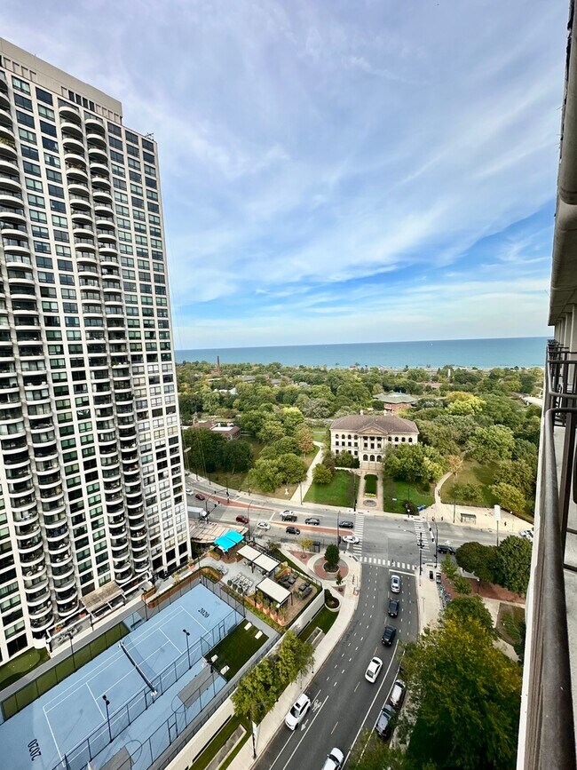 Building Photo - 1960 N Lincoln Park W
