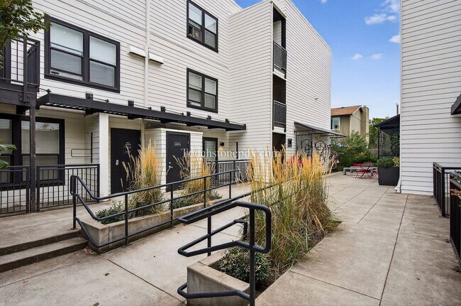 Building Photo - 5635 NE Glisan St