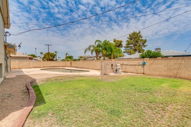 Building Photo - 5 BEDROOM TEMPE HOME WITH GREAT BACKYARD A...