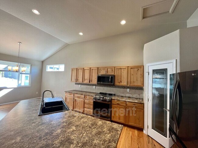 Building Photo - 842 Sunlight Peak Dr