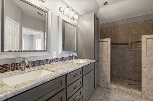 Building Photo - 12602 Stratford Heights Dr