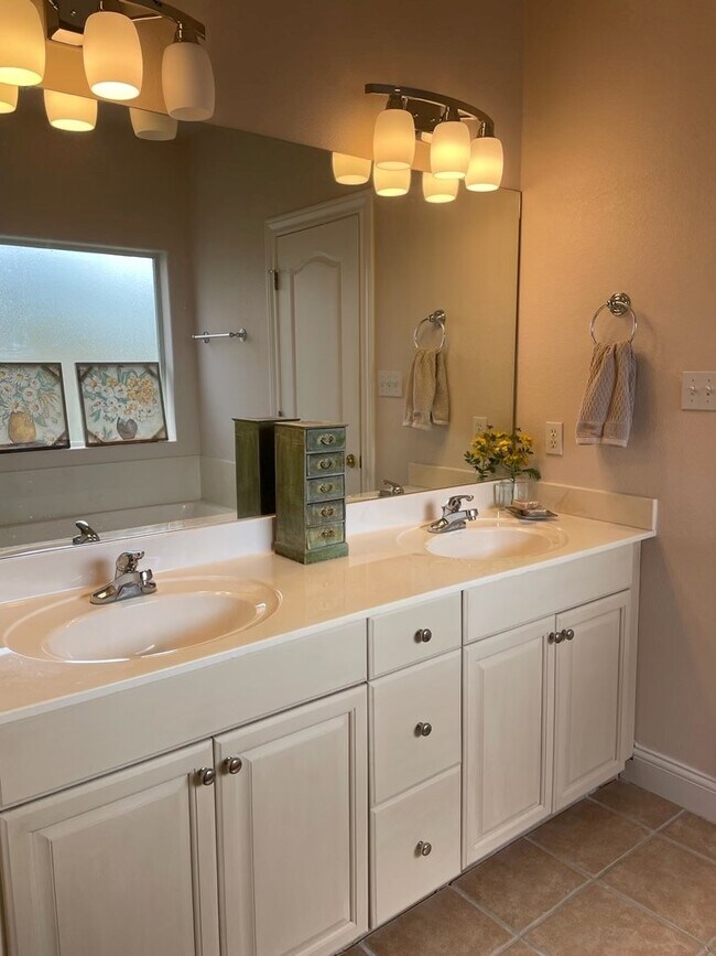 Building Photo - 1205 Cimarron Ct