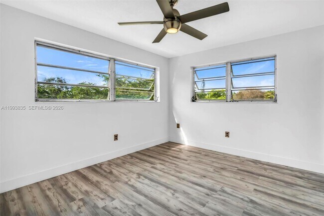 Building Photo - 285 NE 191st St