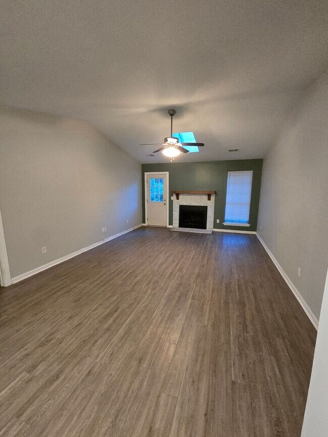 Building Photo - Charming 3 Bed 2 Bath home with ample yard...