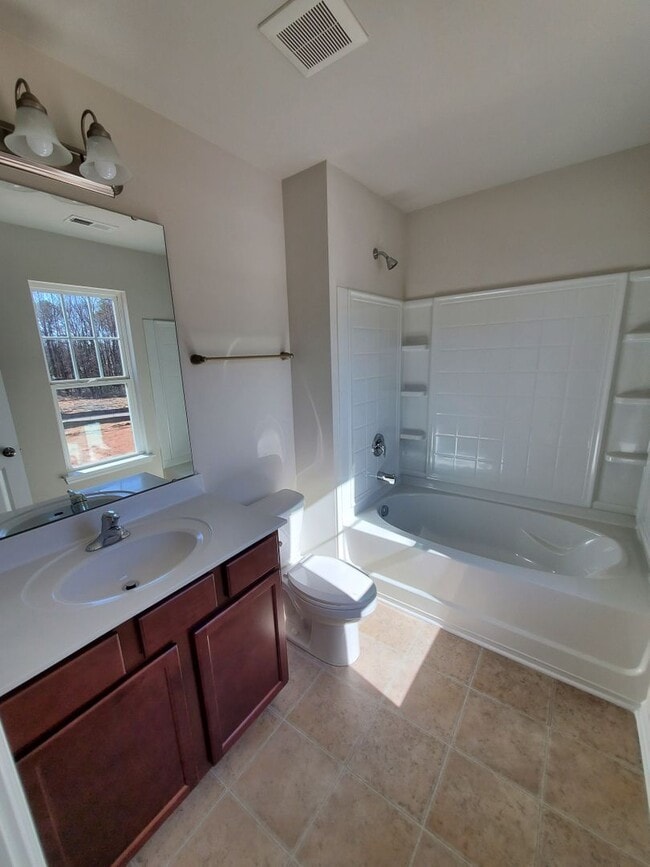 Building Photo - 3 bedroom townhome in university