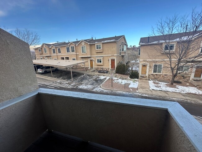 Building Photo - Beautiful 3/3/2 West Side Townhome with Views Available Now!!!