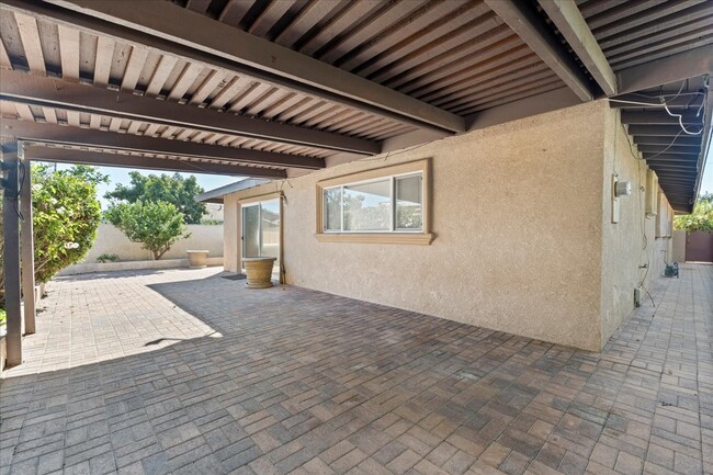 Building Photo - 205 E Javelin St