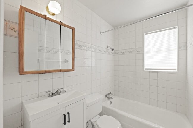 Building Photo - 326 Brookview St