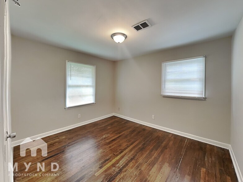 Building Photo - 388 Woodstock Dr SW