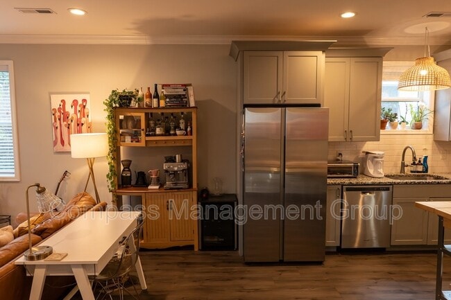 Building Photo - 933 E Churchwell Ave