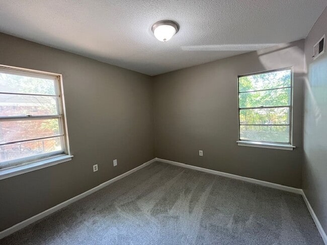 Building Photo - Renovated 3 Bedroom 1 Bath Home for Rent!