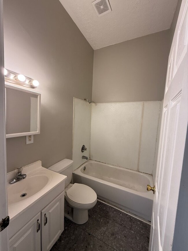 Building Photo - 3-BED 1-BATH SINGLE FAMILY HOME