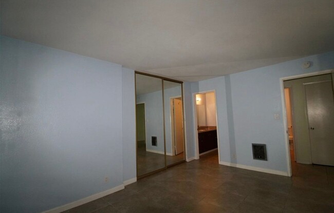 Building Photo - 2 bed/2 bath condo! Walking distance to Wh...