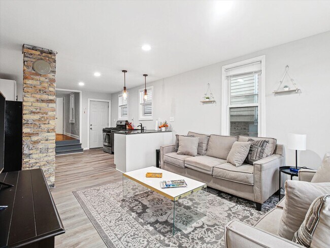 Building Photo - Updated 3 Bed / 1 Bath Duplex — Lower East...