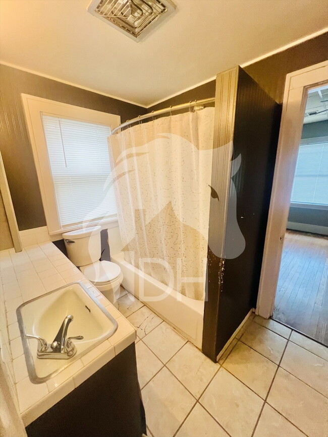 Building Photo - "Charming 2-Bed Gem in Enid's Heart!"