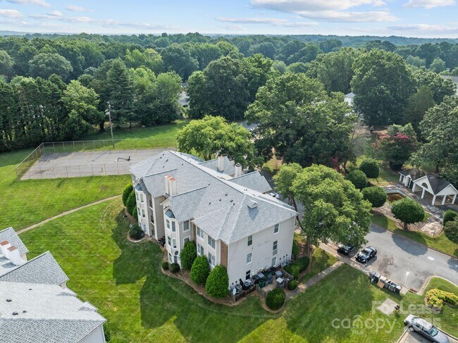 Building Photo - 6203 Rosecroft Dr