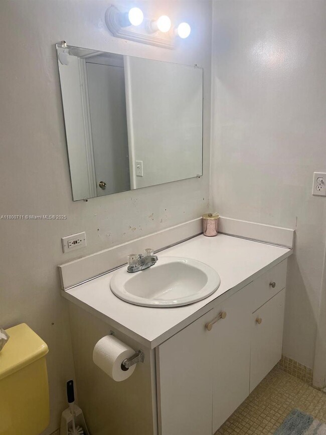 Building Photo - 3161 S Ocean Dr