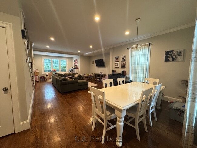 Building Photo - 10 Cypress Park