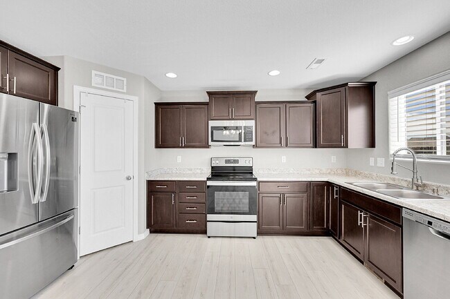 Building Photo - $2,350.00, 3 bed, 2.5 bath located in Peyt...