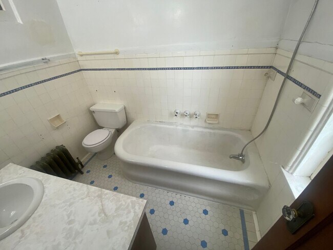 Building Photo - Massive 4 Bedroom, 2 Bath Brick Home