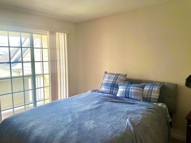 Building Photo - 208 Gazebo Cir