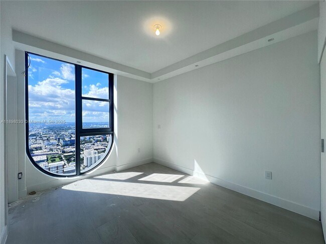 Building Photo - 700 NE 24th St