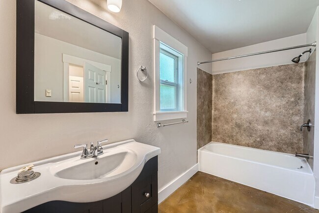 Building Photo - Amazing 3bed/1bath Fourplex with Backyard!