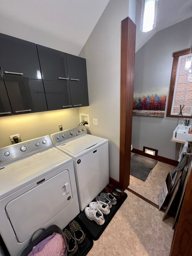 Building Photo - 1003 Court St