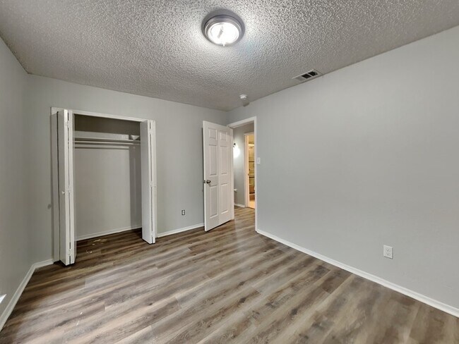 Building Photo - 1056 Twin Falls Dr