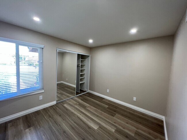 Building Photo - Updated 2 bed / 2 bath Capri in Leisure Vi...